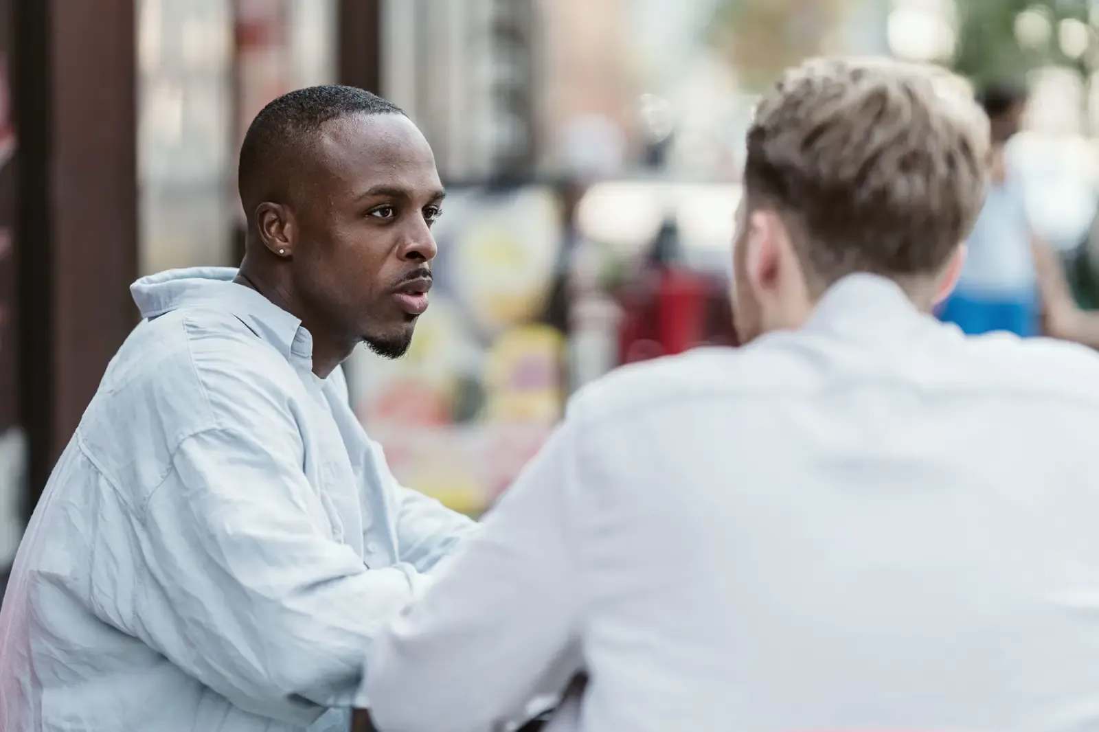 Twee mensen in gesprek aan een tafel