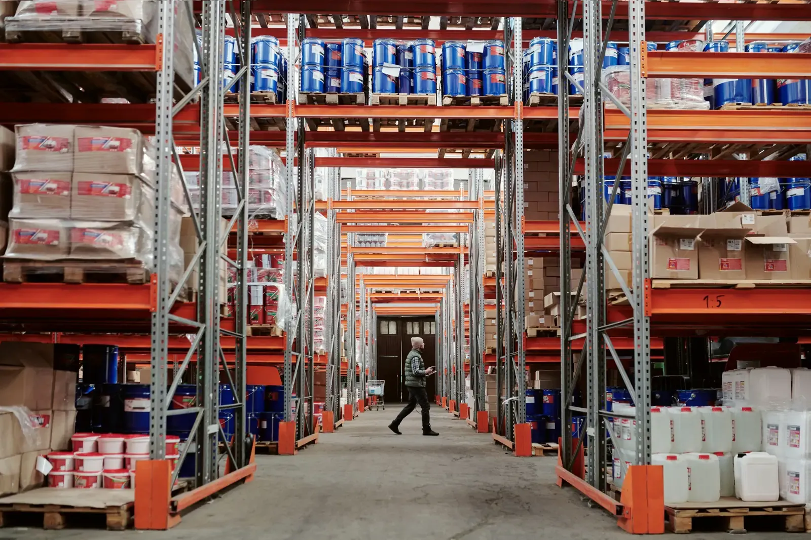 Lange gangen met stellingen vol pallets in een magazijn