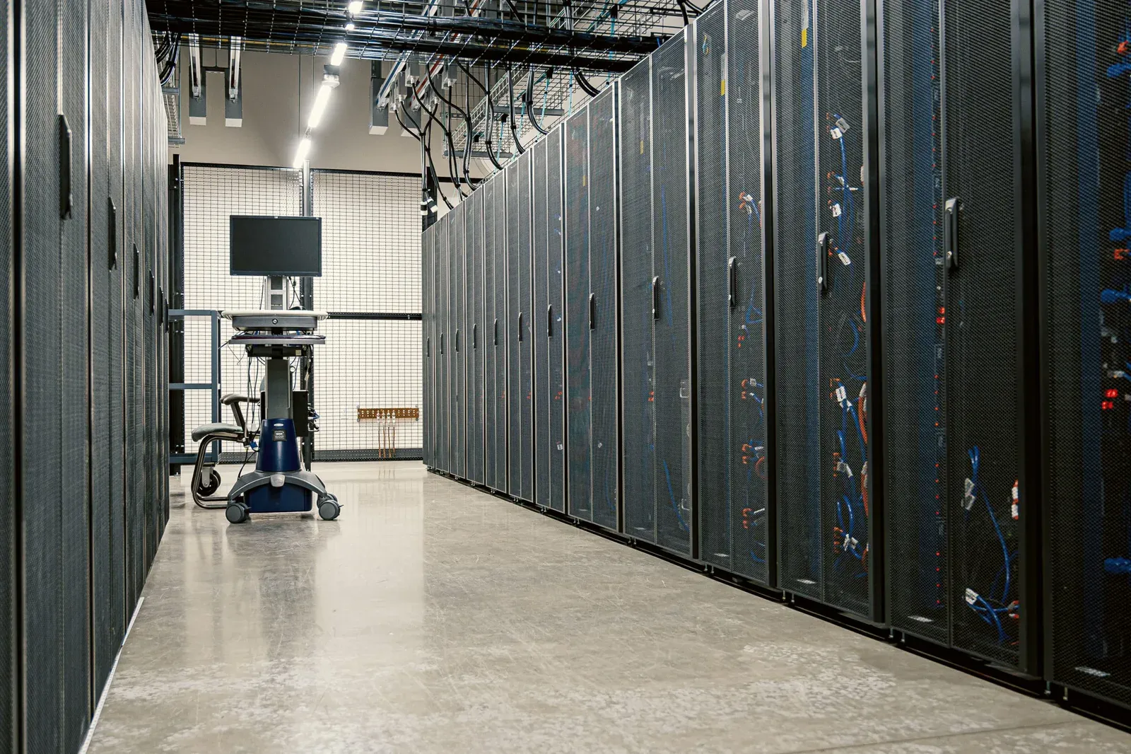 Een gang tussen serverkasten in een datacenter